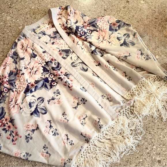 Vintage Floral Kimono with Fringe - Abercrombie & Fitch - Size OS ⭐🌺 - Picture 1 of 12